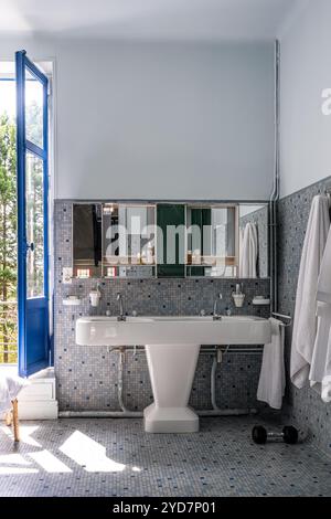 Badezimmer mit grauen Mosaikfliesen in Luxusvilla in Südfrankreich. Stockfoto