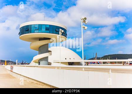 Internationales Zentrum des Architekten Oscar Niemeyer. Nördlich von Spanien. Die Stadt Avilas in Asturien. Der Komplex besteht aus mehreren futuristischen Gebäuden Stockfoto