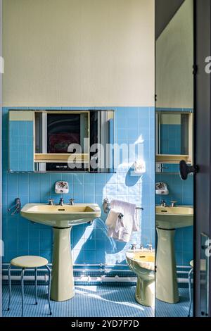 Blau gefliestes Badezimmer in Luxusvilla in Südfrankreich. Stockfoto