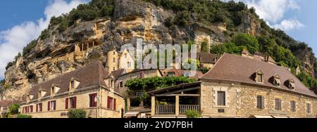 Die Touristenattraktion La Roque-Gageac, am Fluss Dordogne, eingebettet in die Klippe, ist eines der schönsten Dörfer Frankreichs. Stockfoto