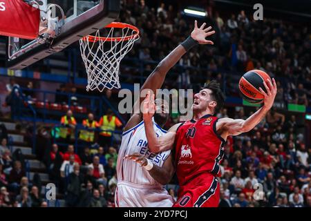 (R-L) Leandro Bolmaro #10 von EA7 Emporio Armani Milan und Dan Oturu #25 von Anadolu Efes Istanbul wurden während des regulären Saisonspiels der Turkish Airlines EuroLeague 2024/25 in Runde 5 zwischen EA7 Emporio Armani Milan und Anadolu Efes Istanbul im Unipol Forum gesehen. Endergebnis: Milano 84:96 Anadolu Efes. Stockfoto