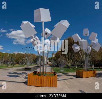 LED-Lichtanzeige am Place Jean Jaurès, Stadtzentrum von Beziers, Frankreich. Stockfoto