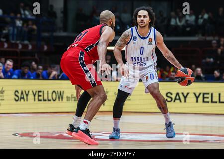Shane Larkin #0 (R) von Anadolu Efes Istanbul wurde während der regulären Saison 2024/25 im Spiel der Turkish Airlines EuroLeague zwischen EA7 Emporio Armani Milan und Anadolu Efes Istanbul im Unipol Forum gesehen. Endergebnis: Milano 84:96 Anadolu Efes. Stockfoto