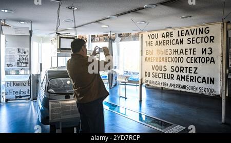 Berlin, Deutschland. Oktober 2024. Das ursprüngliche Grenzschild „You are leave the American Sector“ in der Ausstellung des Mauermuseums - Museum Haus am Checkpoint Charlie. Das Museum dokumentiert die Ereignisse an diesem Grenzübergang, die Geschichte der geteilten Stadt, den Bau der Mauer und den globalen, gewaltfreien Kampf für Menschenrechte. Quelle: Jens Kalaene/dpa/Alamy Live News Stockfoto