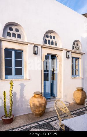 Architektonische Details der traditionellen Eingangstür. Historisches Haus auf der Insel Tinos in Griechenland Stockfoto