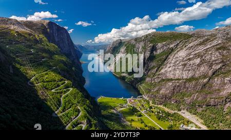 Kjerag, Lysebotn, Lysefjorden, Norwegen, aus der Vogelperspektive eine gewundene Straße, die sich durch die dramatischen, grünen Klippen eines Norwegiens schlängelt Stockfoto