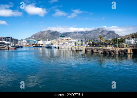 Kapstadt Südafrika Hafen mit Tafelberg in der Ferne Stockfoto