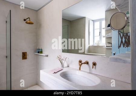 Sauberes und modernes Badezimmer in einem renovierten historischen Haus auf der Insel Tinos in Griechenland Stockfoto