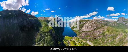 Lysebotn, Lysefjord, Norwegen aus der Vogelperspektive auf eine gewundene Straße, die sich durch die majestätischen Berge und das üppige Grün eines NOR schlängelt Stockfoto
