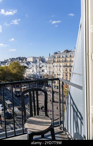 Blick vom Balkon auf die Straßen von Montmartre in Paris, Frankreich. Hochwertige Fotos Stockfoto