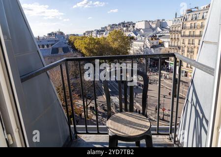 Blick vom Balkon auf die Straßen von Montmartre in Paris, Frankreich. Hochwertige Fotos Stockfoto