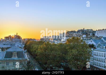 Blick vom Balkon auf die Straßen von Montmartre und die Dächer von Gebäuden in Paris, Frankreich. Hochwertige Fotos Stockfoto