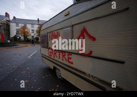 Carmarthen, Großbritannien. 25. Oktober 2024. Eine Karawane wird vor den walisischen Regierungsbüros in Carmarthen verlassen, die mit Graffiti befüllt ist, die die Menschen zum Recht auf Wohnung auffordern, nachdem die walisische Regierung vermeintlich nicht aktiv war. Gruffydd Thomas/Alamy Stockfoto