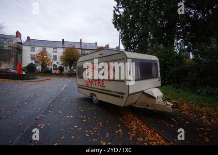 Carmarthen, Großbritannien. 25. Oktober 2024. Eine Karawane wird vor den walisischen Regierungsbüros in Carmarthen verlassen, die mit Graffiti befüllt ist, die die Menschen zum Recht auf Wohnung auffordern, nachdem die walisische Regierung vermeintlich nicht aktiv war. Gruffydd Thomas/Alamy Stockfoto