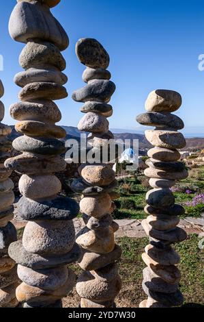 Balancierung von Steinen auf der Insel Tinos in Griechenland Stockfoto