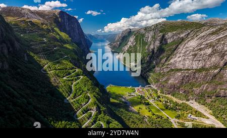 Kjerag, Lysebotn, Lysefjord, Norwegen, aus der Vogelperspektive eine gewundene Straße, die sich durch einen atemberaubenden norwegischen Fjord schlängelt Stockfoto