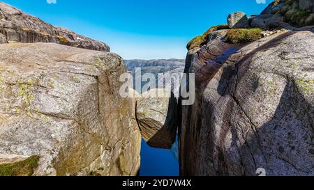 Nahaufnahme einer großen, ausgewogenen Gesteinsformation in Norwegen. Kjeragbolten, Norwegen Stockfoto