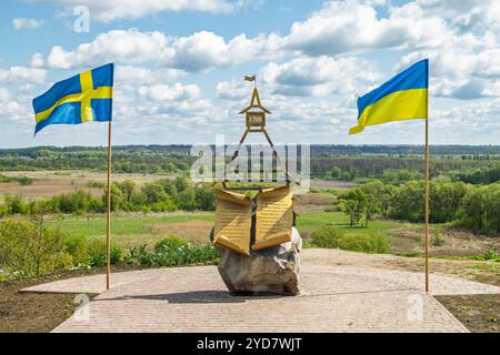 Ein Gedenkzeichen zu Ehren des Aufenthalts in Romny im Jahre 1708 von Hetman von der Ukraine Iwan Mazepa und dem schwedischen König Karl XII. Die Fahnen Schwedens und der Ukraine A Stockfoto