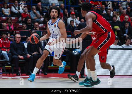 Mailand, Italien. Oktober 2024. Jordan Nwora #3 von Anadolu Efes Istanbul wurde während der regulären Saison der Turkish Airlines EuroLeague 2024/25 in Runde 5 zwischen EA7 Emporio Armani Milan und Anadolu Efes Istanbul im Unipol Forum gezeigt. Endergebnis: Milano 84:96 Anadolu Efes. (Foto: Fabrizio Carabelli/SOPA Images/SIPA USA) Credit: SIPA USA/Alamy Live News Stockfoto