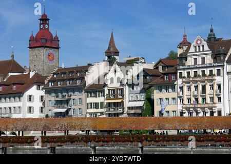 Kapellbrücke mit Rathausturm in Luzern, Schweiz Stockfoto