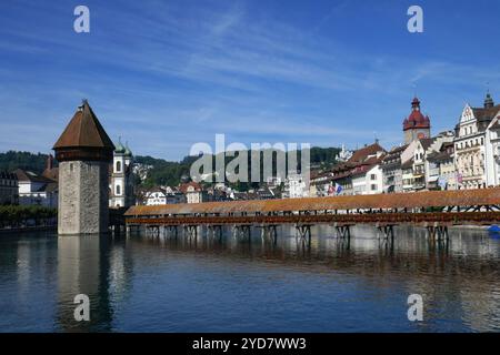 Kapellbrücke mit Rathausturm in Luzern, Schweiz Stockfoto