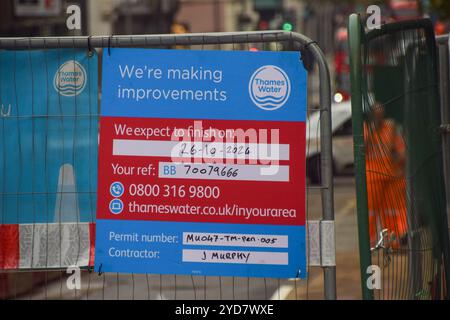 London, Großbritannien. Oktober 2024. Allgemeine Ansicht eines Schildes an einem Standort zur Verbesserung der Wasserleitung an der Themse in Zentral-London, da das Unternehmen ein Darlehen von 3 Milliarden Pfund erhält. (Foto: Vuk Valcic/SOPA Images/SIPA USA) Credit: SIPA USA/Alamy Live News Stockfoto