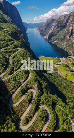 Kjerag, Lysebotn, Lysefjord, Norwegen, ein Blick auf eine gewundene Straße, die sich durch eine atemberaubende norwegische Fjordlandschaft schlängelt, SH Stockfoto