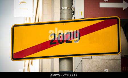 Ein Bild mit einem Hinweisschild, das in zwei verschiedene Richtungen auf Deutsch zeigt. Eine Richtung zeigt auf 2029, die andere auf 2030 Stockfoto