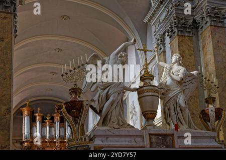 TOULOUSE, FRANKREICH, 10. Oktober 2024: Die Engel krönt das Allerheiligste Sakrament, Skulptur von Francois Lucas, in der Kirche Saint-Pierre des Chartre Stockfoto