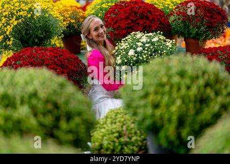 Ein hübsches blondes europäisches Model genießt es, Blumen für die Halloween-Feiertage zu kaufen Stockfoto