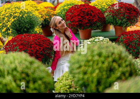 Ein hübsches blondes europäisches Model genießt es, Blumen für die Halloween-Feiertage zu kaufen Stockfoto