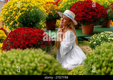 Ein hübsches blondes europäisches Model genießt es, Blumen für die Halloween-Feiertage zu kaufen Stockfoto