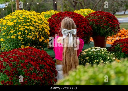 Ein hübsches blondes europäisches Model genießt es, Blumen für die Halloween-Feiertage zu kaufen Stockfoto