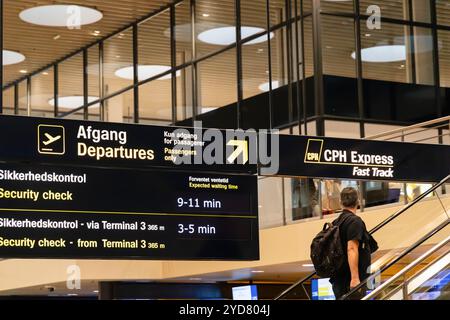 Abflugschild Für Den Internationalen Flughafen Kopenhagen. Kopenhagen, Dänemark - 25. Oktober 2024 Stockfoto