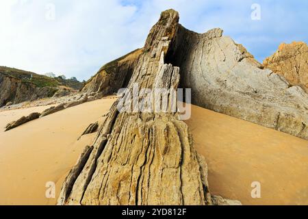 Unglaubliche Felsformationen, Steine und Felsbrocken. Kantabrien, Spanien. Der Strand Playa de la Arnia. Stockfoto