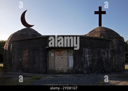 Kunstwerk Migrationsobjekt, Kreuz und Halbmond auf einem ehemaligen Luftschutzbunker, Herne, Deutschland Stockfoto