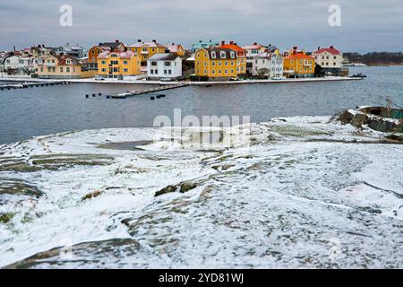 Blick auf die Innenstadt von Karlskrona mit schneebedecktem Felsen im Vordergrund Stockfoto