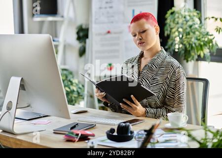 Eine konzentrierte kahlköpfige Frau mit auffälligen roten Haaren untersucht Dokumente, während sie an einem stilvollen Schreibtisch sitzt. Stockfoto