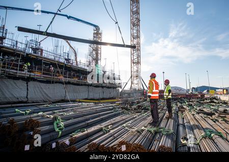 Vlissingen, Niederlande. Oktober 2024. Die Bautätigkeit wird bei einem Besuch der Baustelle der Energieinsel „Prinzessin Elisabeth Island“ von Elia in Vlissingen, Niederlande, am Freitag, den 25. Oktober 2024, beobachtet. BELGA PHOTO JONAS ROOSENS Credit: Belga News Agency/Alamy Live News Stockfoto