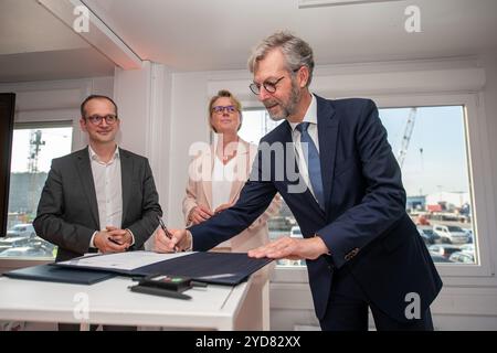 Vlissingen, Niederlande. Oktober 2024. Elia CEO Transmission Belgium Frederic Dunon, Elia CEO ad-interim Catherine Vandenborre und der VP der Europäischen Investitionsbank Robert de Groot werden während einer feierlichen Unterzeichnung eines Vertrags über eine grüne Kreditfazilität zur Realisierung des Projekts Princess Elisabeth Island bei einem Besuch der Baustelle der Energieinsel „Princess Elisabeth Island“ von Elia in Vlissingen, Niederlande, am Freitag, dem 25. Oktober 2024, vorgestellt. BELGA PHOTO JONAS ROOSENS Credit: Belga News Agency/Alamy Live News Stockfoto