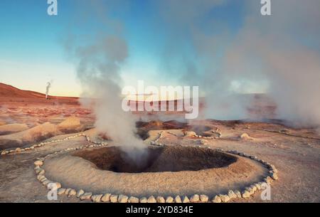 Sol de MaÃ±ana - einzigartiges Geysirfeld und Geothermiegebiet auf einer Höhe von 5000 Metern im Altiplano von Bolivien Stockfoto