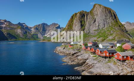 Rote Hütten eingebettet in majestätische Norwegische Berge, Hamnoy Fischerdorf auf den Lofoten Inseln, Norwegen Stockfoto