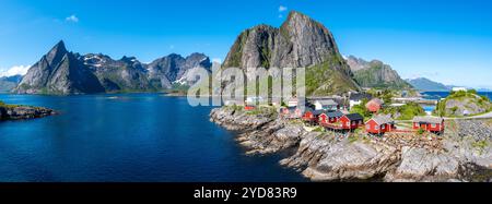 Hamnoy Fischerdorf auf den Lofoten-Inseln, Norwegen mit roten Rrorbu-Häusern Stockfoto