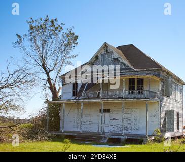 Weiß verlassenes zweistöckiges Bauernhaus in Südgeorgien USA, beschädigt durch Hurrikan Helene! Stockfoto