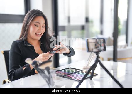 Beauty Influencer asiatische Mädchen Make-up Künstlerin. Hübsche Frau, die live in die Kamera schaut Beauty Influencer asian Girl Video auf Stockfoto