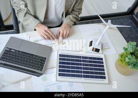 Solarpaneele grüne Energie Geschäftsmann Arbeit grün umweltfreundlich Büro Geschäft kreative Idee Planung Bio Wirtschaft für Unternehmen Stockfoto