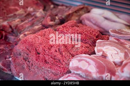 Fleischprodukte, Hackfleisch, Koteletts, Steaks und Suppenfleisch in einer Ausstellung am Marktstand. Hackfleisch, Koteletts, Steaks und Suppenfleisch in einer Ausstellung am Marktstand. Rohes Fleisch, Fleischprodukte und frisch. Haagse Market in den Haag, Niederlande. niederlande den haag B97A6978 Stockfoto