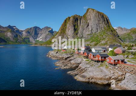 Rote Hütten eingebettet im norwegischen Fjord, Hamnoy Fischerdorf auf den Lofoten Inseln, Norwegen Stockfoto