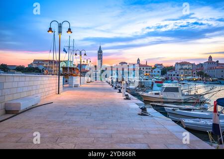 Historische Stadt Rab Türme und Blick auf den Sonnenuntergang am Segelhafen Stockfoto