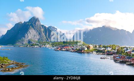 Malerisches Dorf in Norways Majestic Mountains, reine, Lofoten, Norwegen Stockfoto